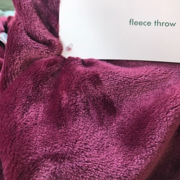 🛍🛍SOLD Kate spade ♠️ burgundy plush throw - Picture 2 of 3